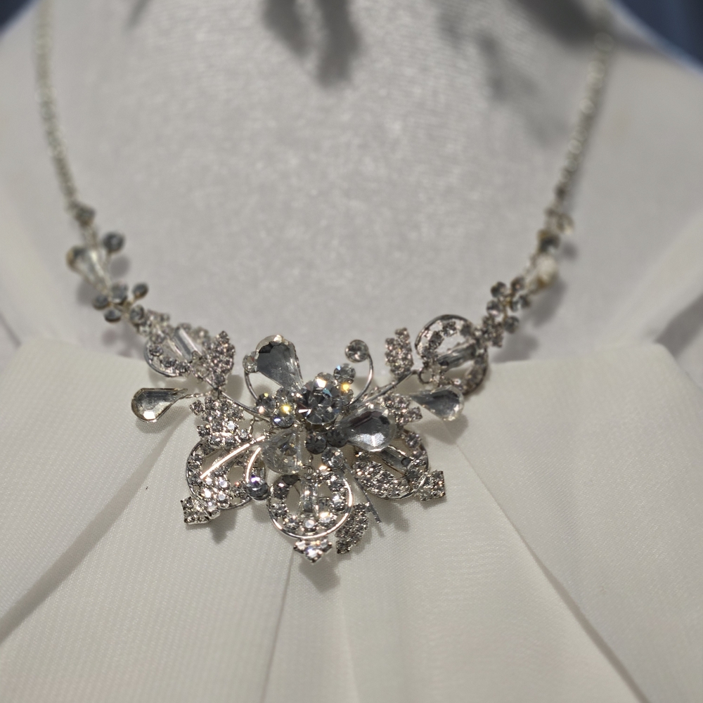 Elegant Silver Floral Necklace